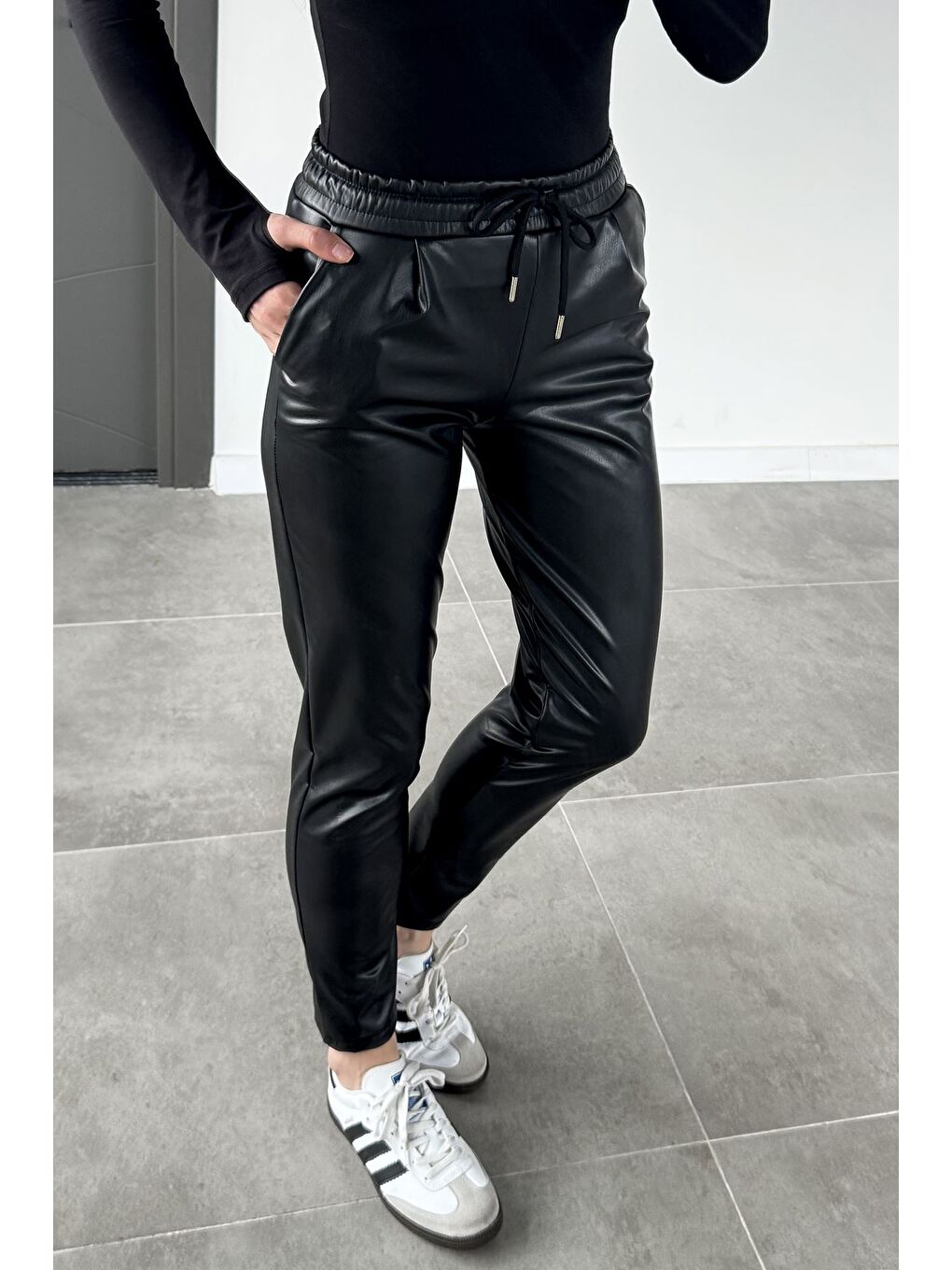 Siyah Kadın Bel Lastikli Suni Deri Pantolon-2