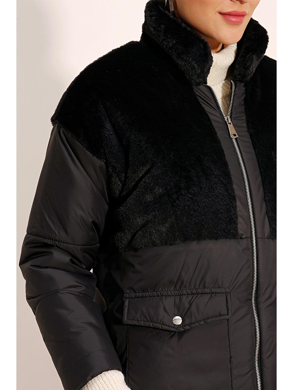 5179 Suni Kürk Detaylı Şişme Mont - Siyah-5