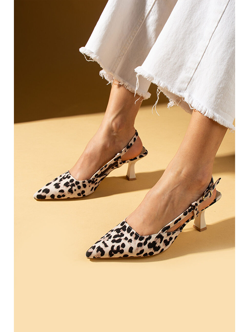 Kahverengi Sivri Burunlu Bilekten Bantlı Arkası Açık Topuklu Kadın Ayakkabı 71-278-25Saten