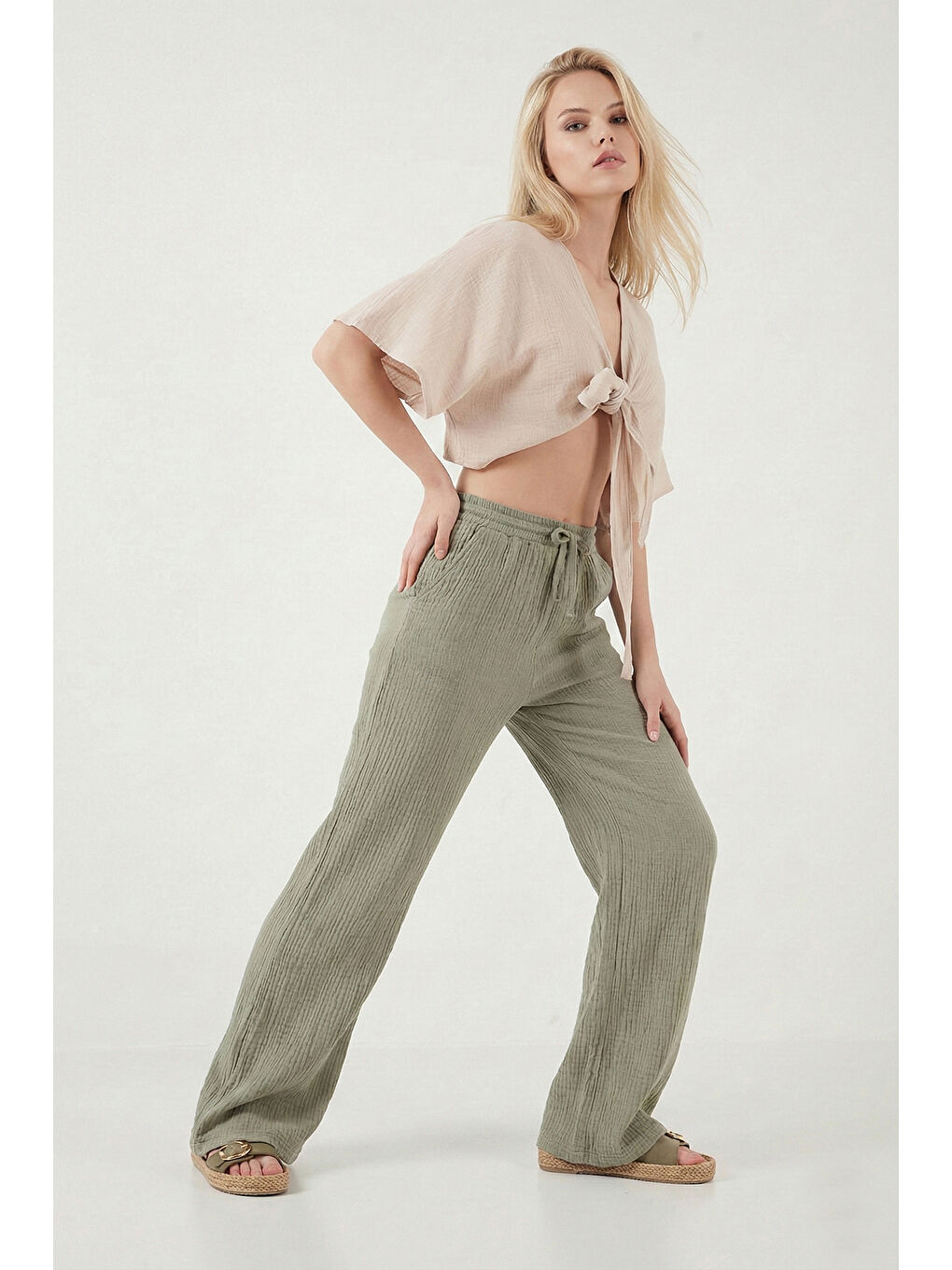 Haki Pamuklu Comfort Fit Yüksek Bel Geniş Paça Kadın Pantolon 668YP5540-1