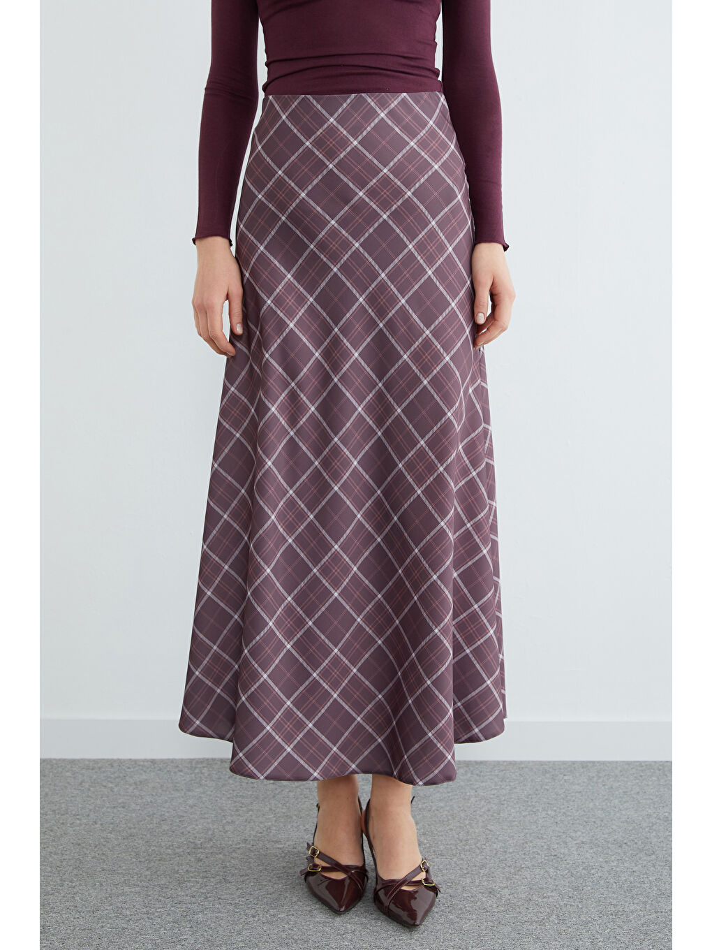 Kahverengi Ekose Desenli Maxi Boy Saten Etek-1