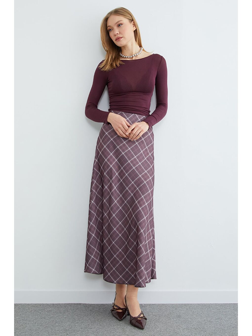 Kahverengi Ekose Desenli Maxi Boy Saten Etek-2