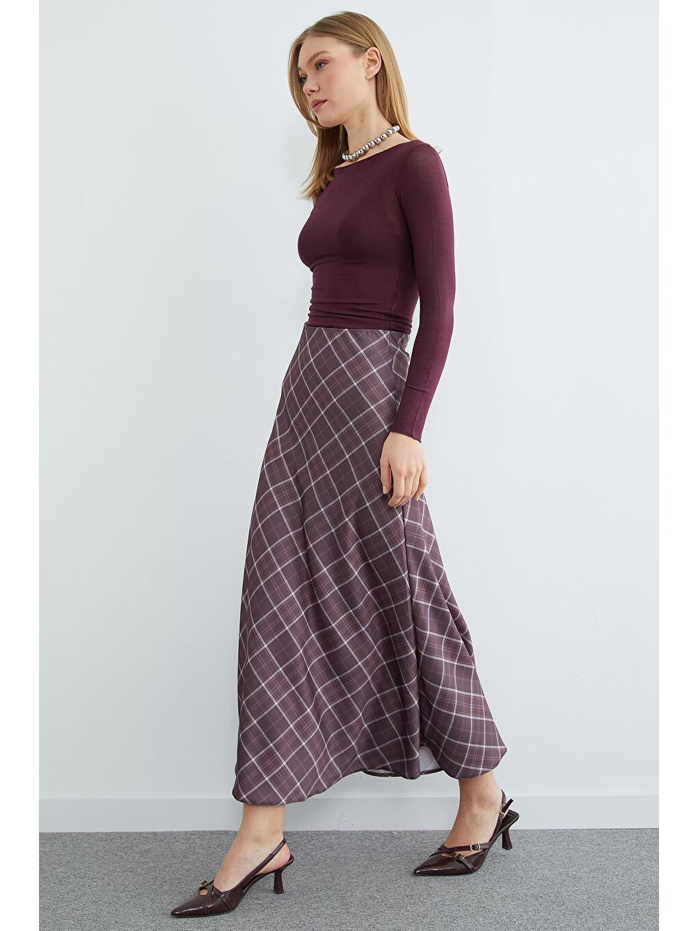 Kahverengi Ekose Desenli Maxi Boy Saten Etek-3