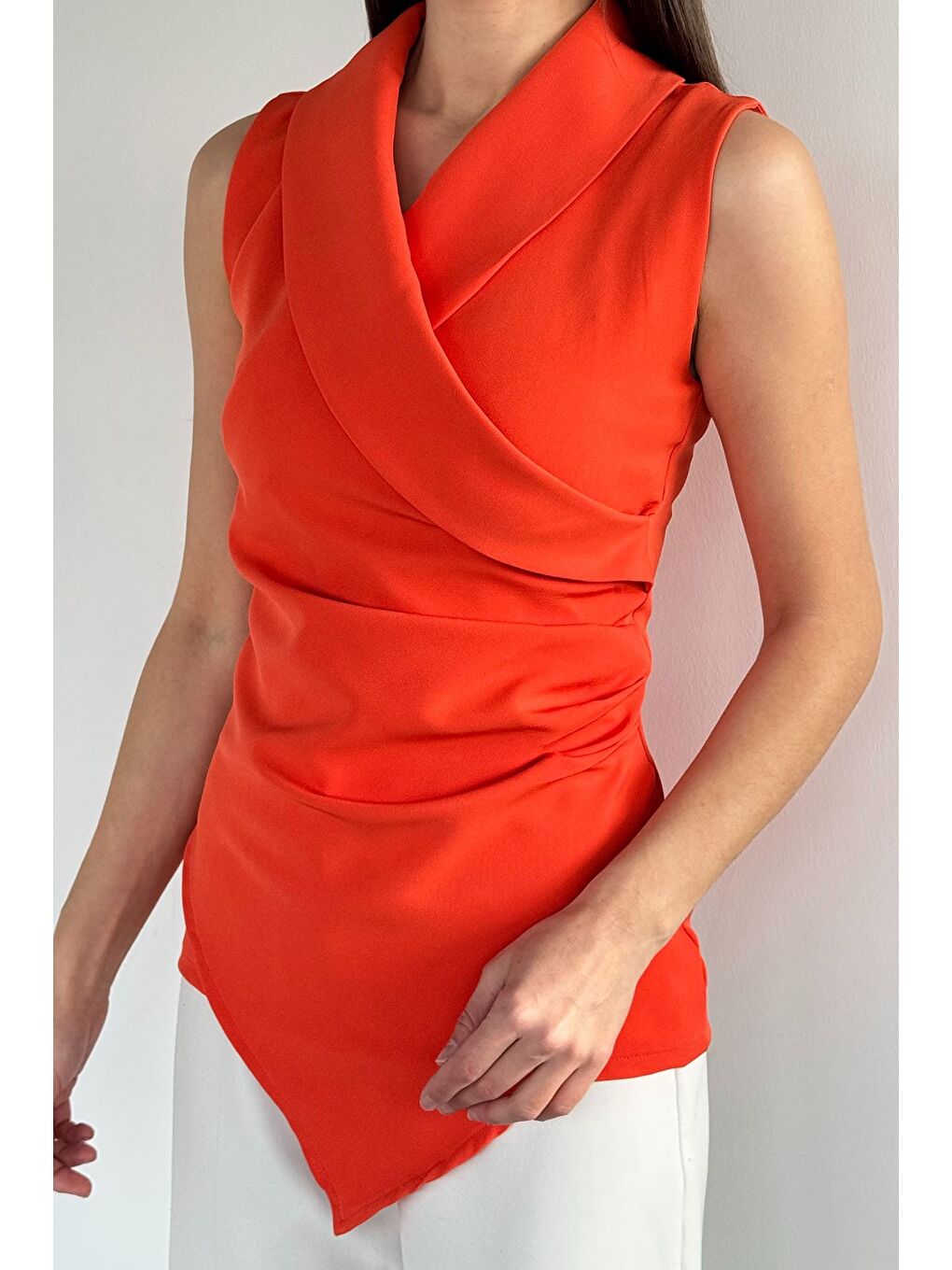 Turuncu Kadın Kruvaze Yaka Drape Detaylı Asimetrik Bluz-1