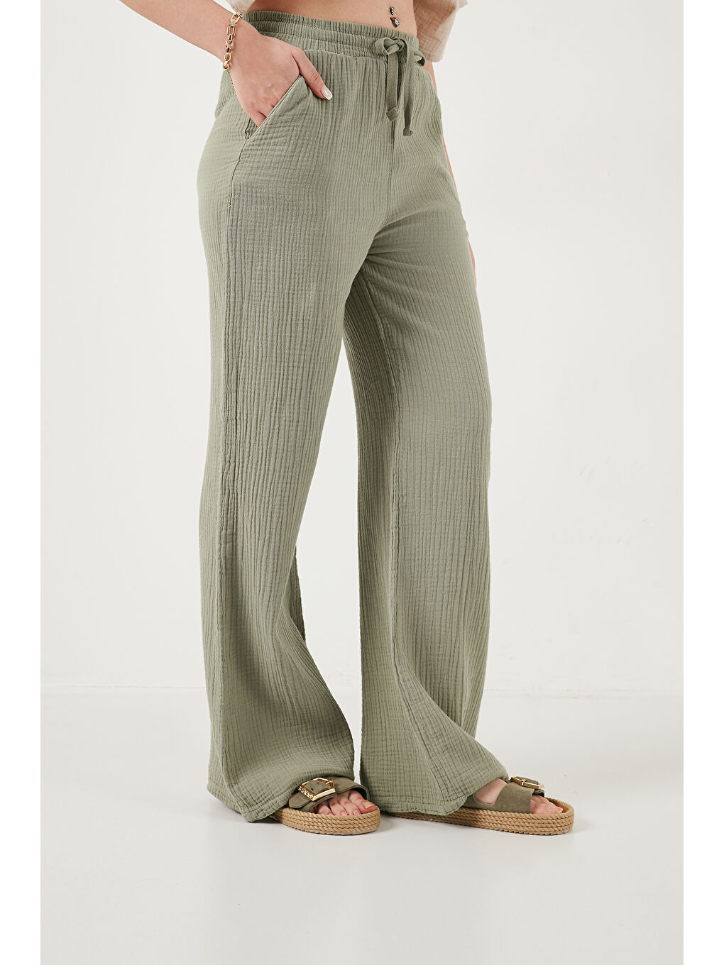 Haki Pamuklu Comfort Fit Yüksek Bel Geniş Paça Kadın Pantolon 668YP5540-3