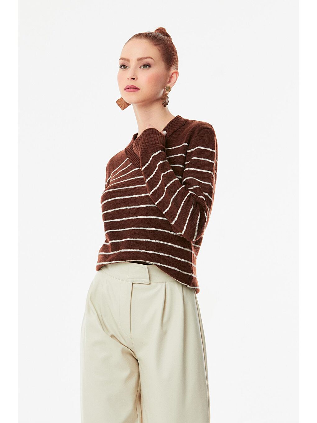 Kahverengi Çizgili V Yaka Triko Kazak-4