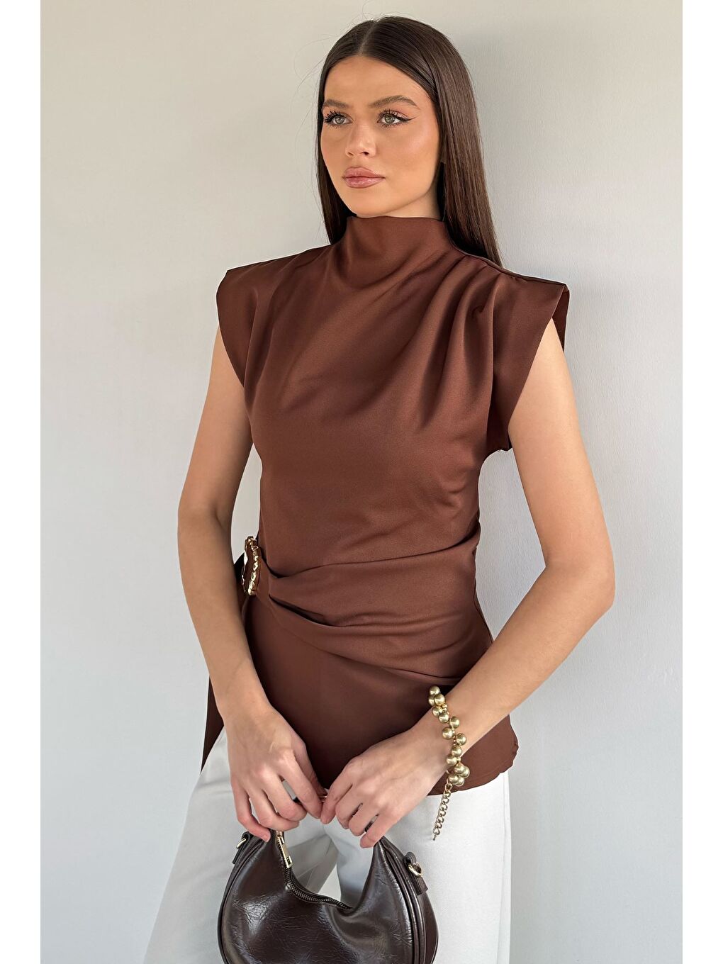 Kahverengi Kadın Dik Yaka Bel Ve Omuz Drapeli Kemer Detaylı Bluz-1