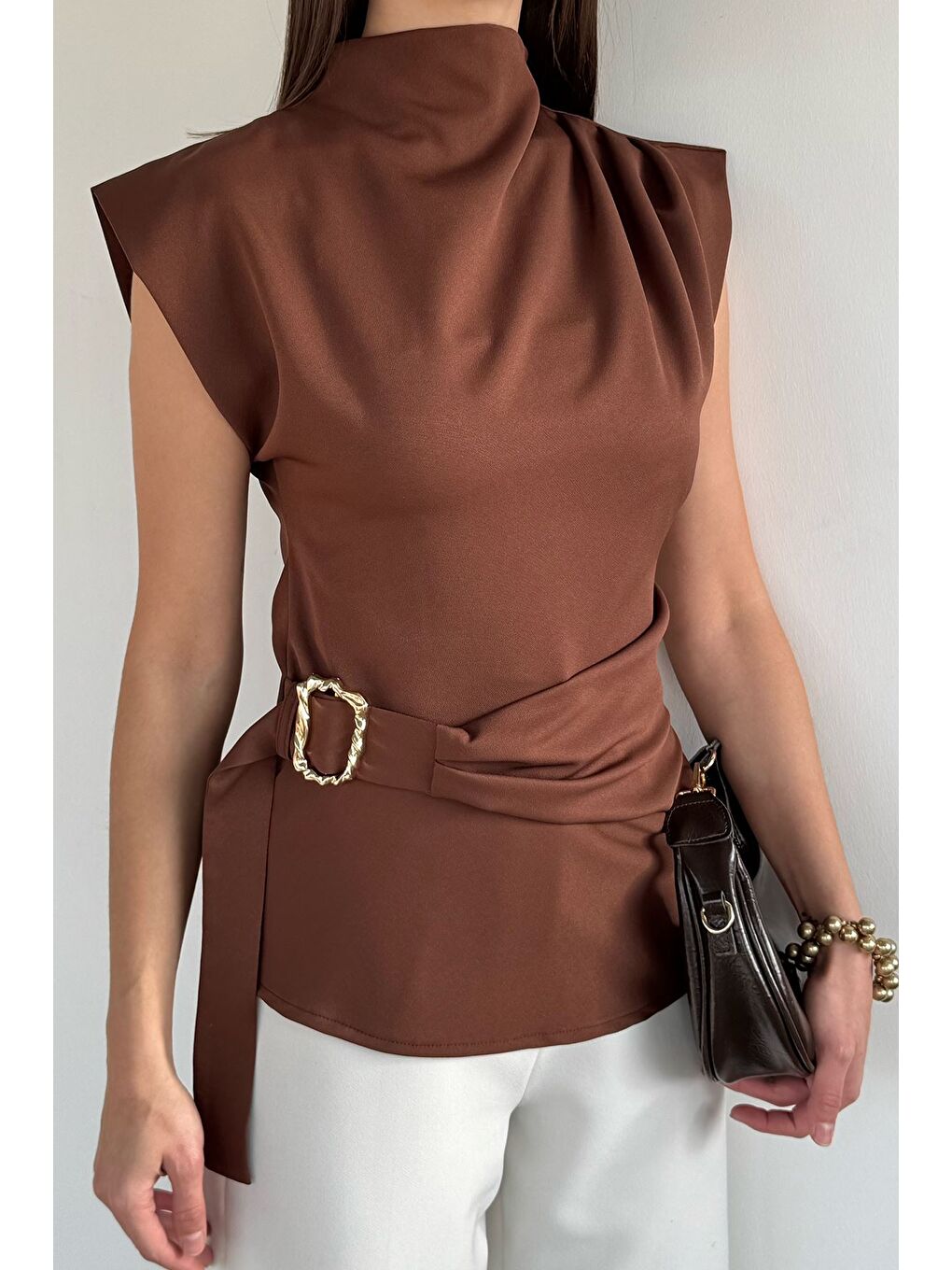 Kahverengi Kadın Dik Yaka Bel Ve Omuz Drapeli Kemer Detaylı Bluz-2