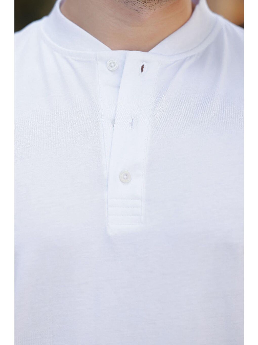 Beyaz Hakim Yaka Düğme Detaylı Kısa Kollu %100 Pamuk Tişört 7021-2