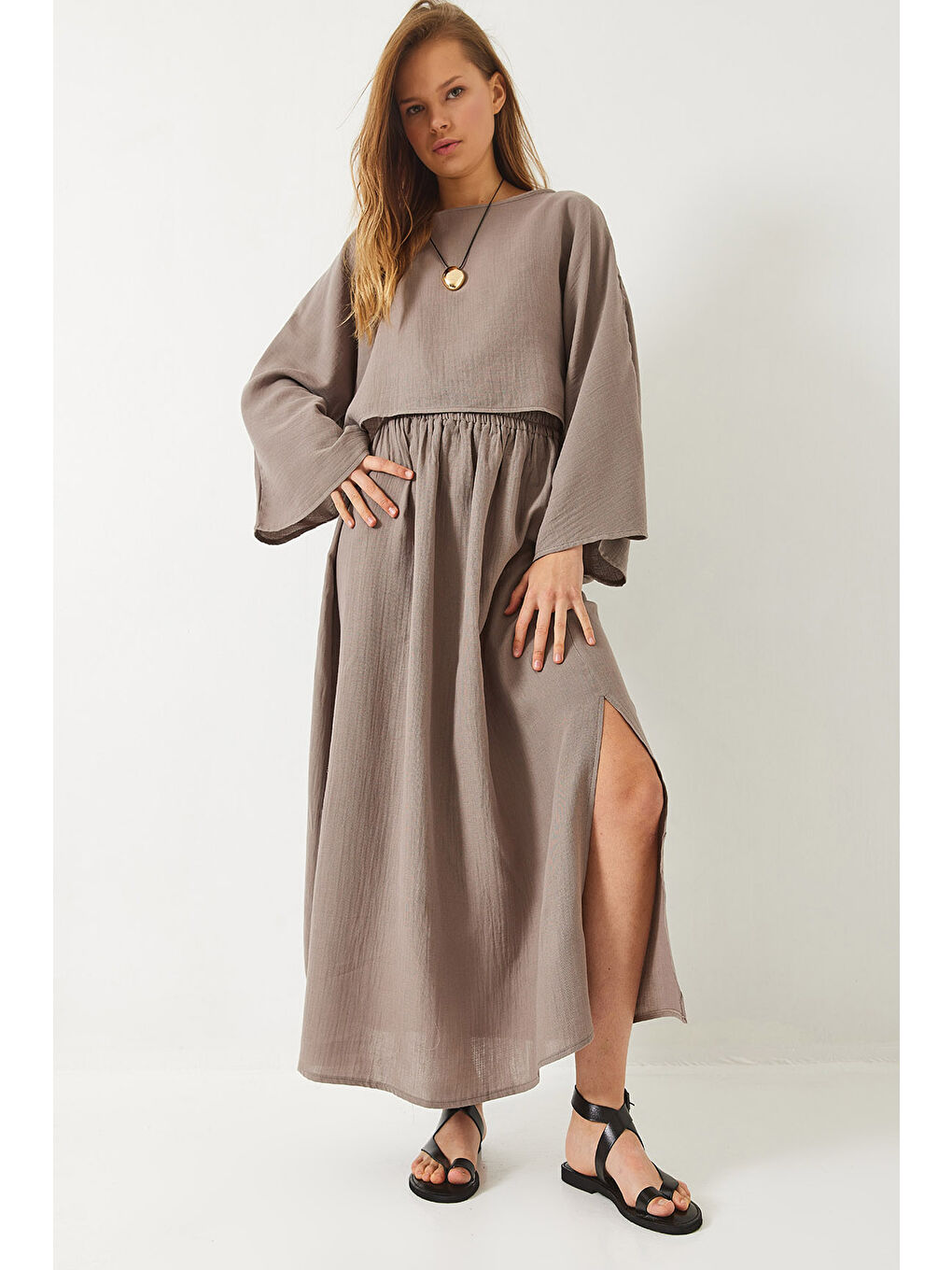 Bej Kadın Yarasa Kol Croplu Beli Lastikli Yırtmaç Detay Etekli Müslin Takım