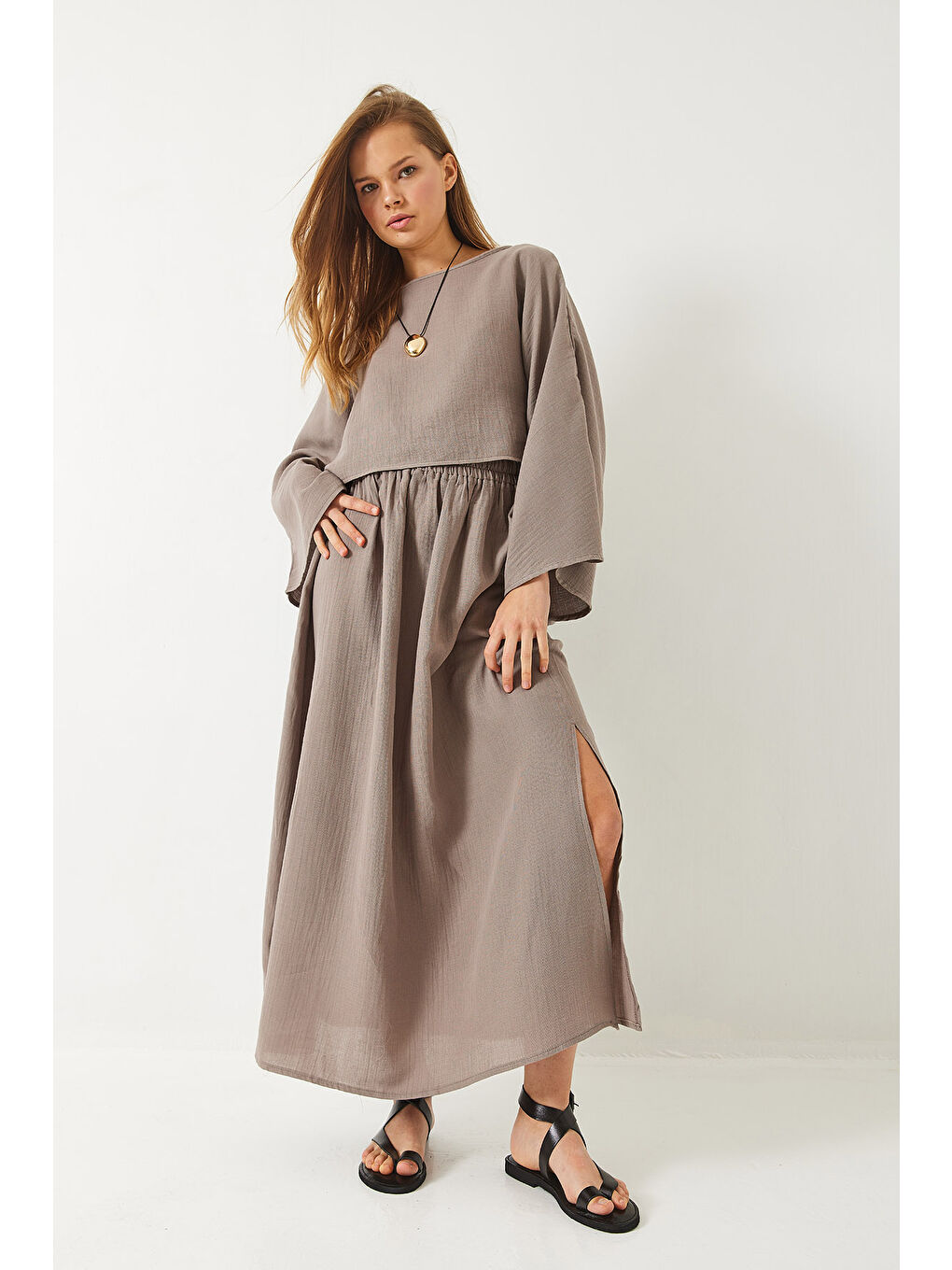 Bej Kadın Yarasa Kol Croplu Beli Lastikli Yırtmaç Detay Etekli Müslin Takım-1