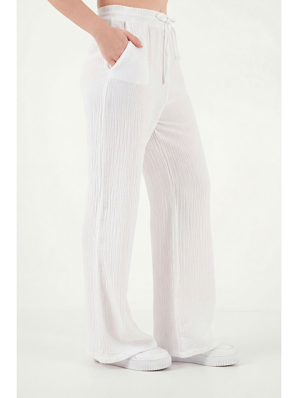 Beyaz Pamuklu Comfort Fit Yüksek Bel Geniş Paça Kadın Pantolon 668YP5540-3