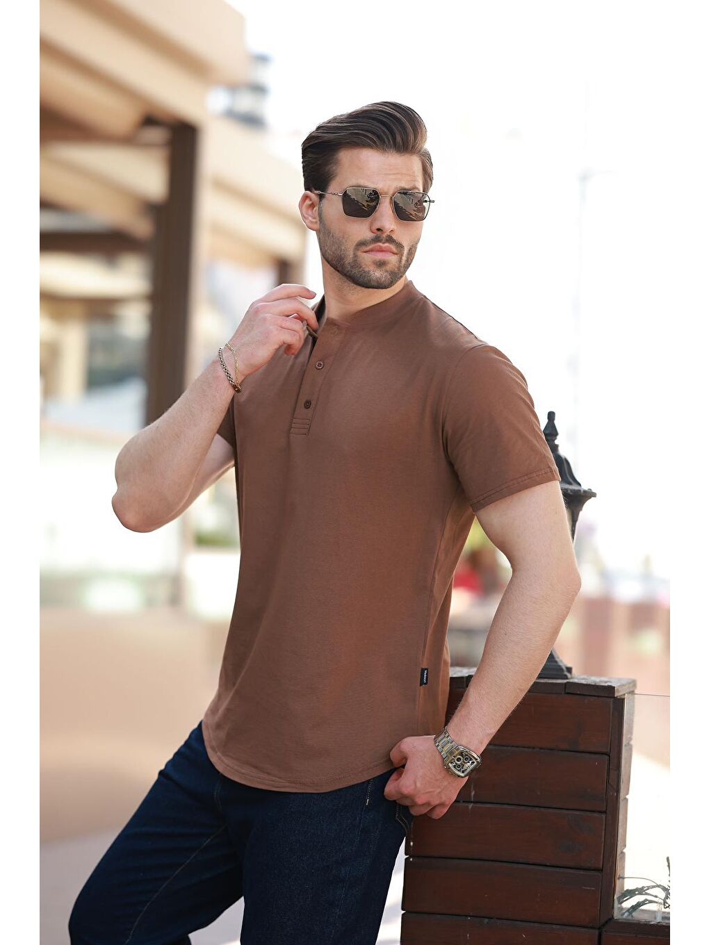Kahverengi Hakim Yaka Düğme Detaylı Kısa Kollu %100 Pamuk Tişört 7021-1
