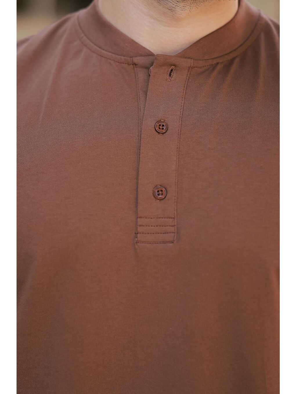 Kahverengi Hakim Yaka Düğme Detaylı Kısa Kollu %100 Pamuk Tişört 7021-2