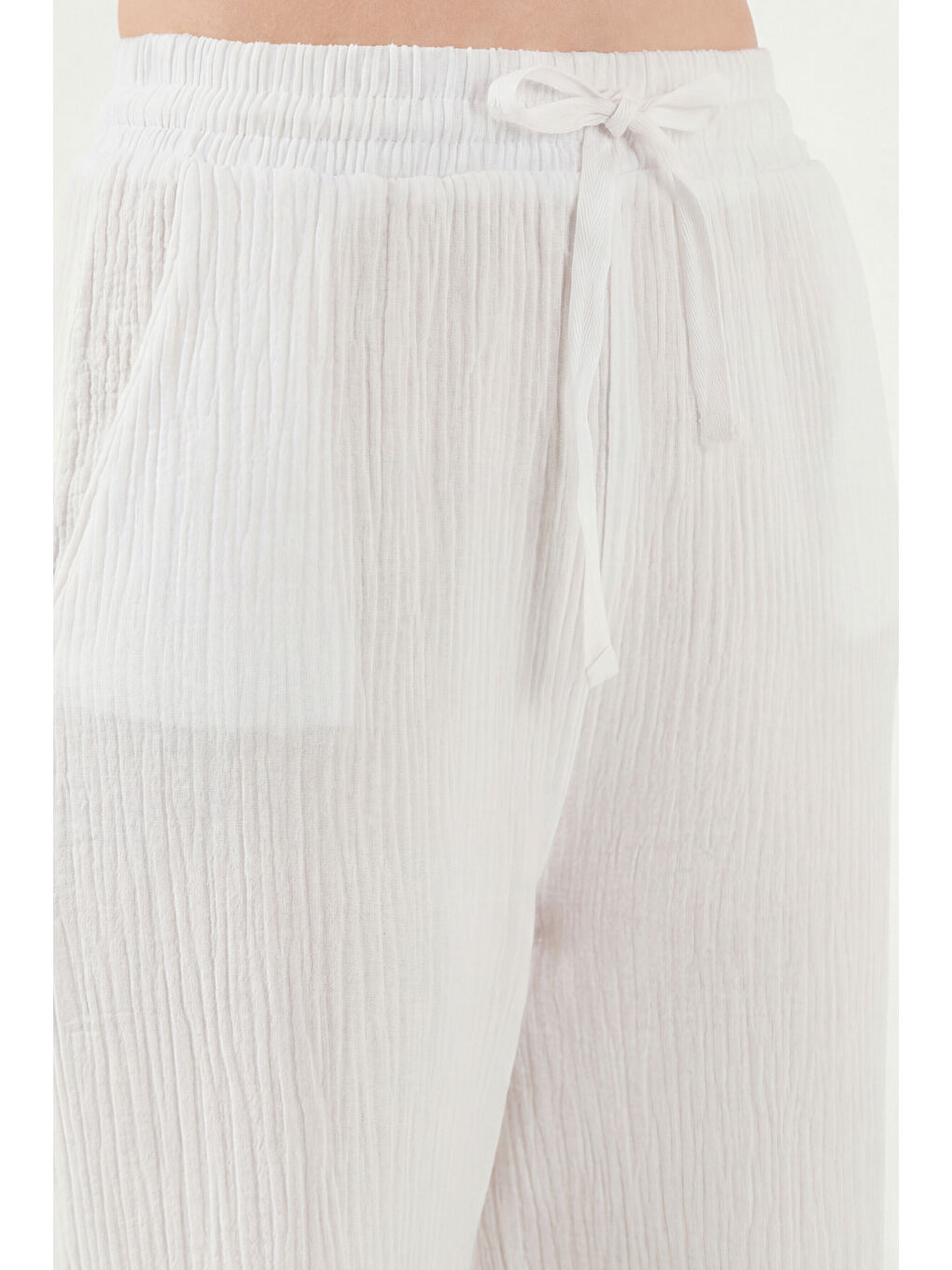 Beyaz Pamuklu Comfort Fit Yüksek Bel Geniş Paça Kadın Pantolon 668YP5540-5