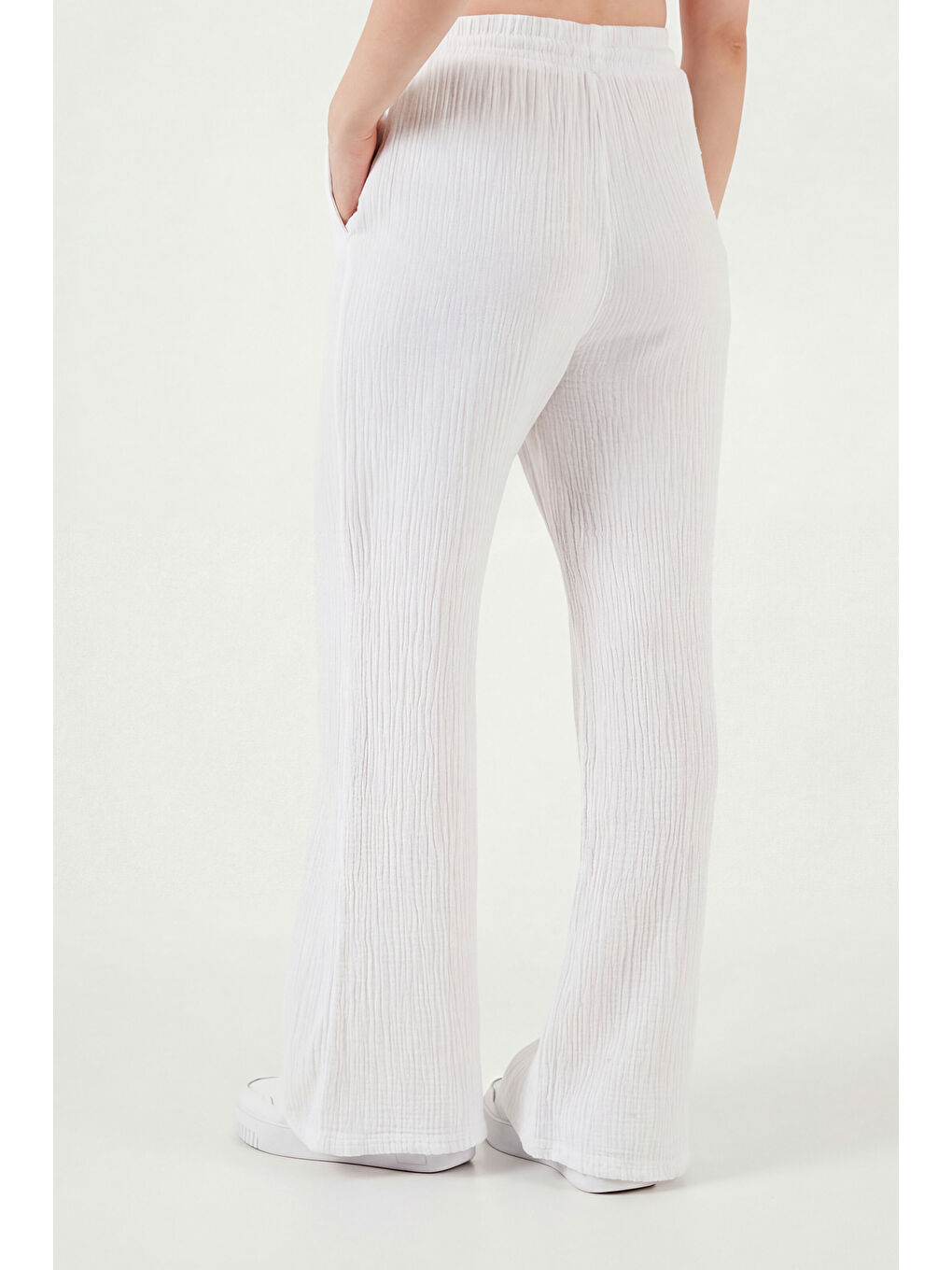 Beyaz Pamuklu Comfort Fit Yüksek Bel Geniş Paça Kadın Pantolon 668YP5540-6