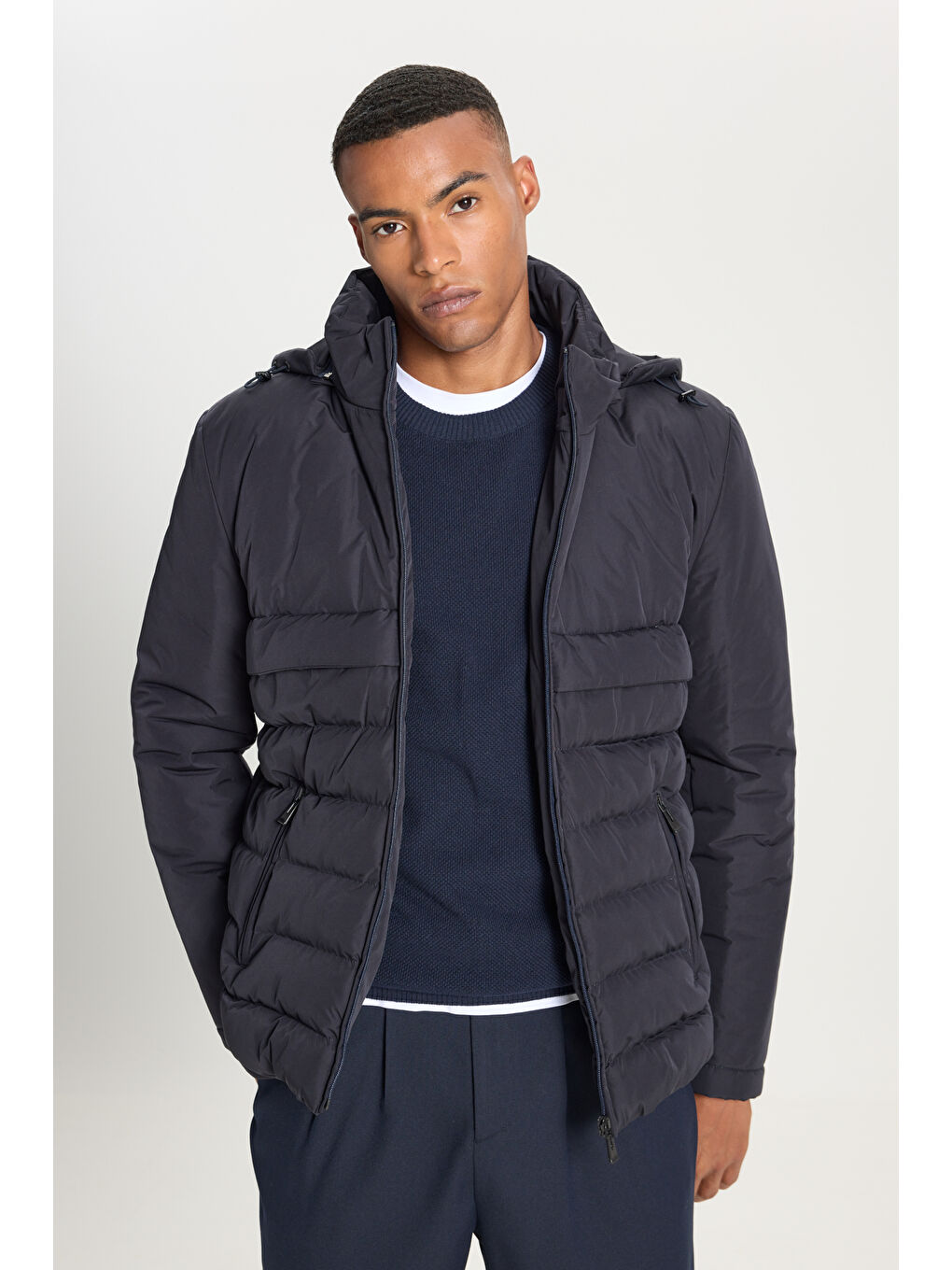 Erkek Lacivert Standart Fit Normal Kesim Çıkma Kapüşon Dik Yaka Yan Cepli Mont