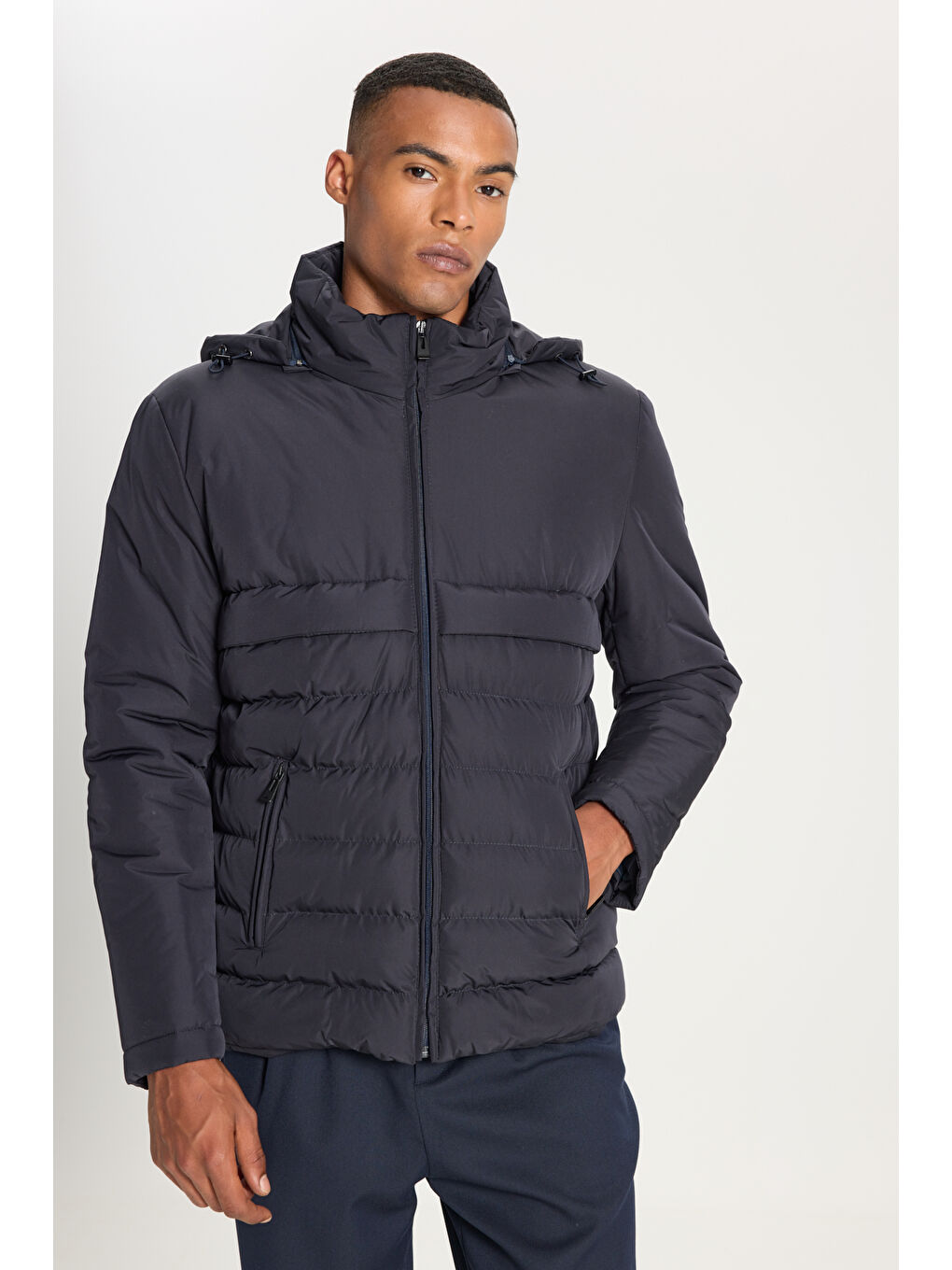 Erkek Lacivert Standart Fit Normal Kesim Çıkma Kapüşon Dik Yaka Yan Cepli Mont-3