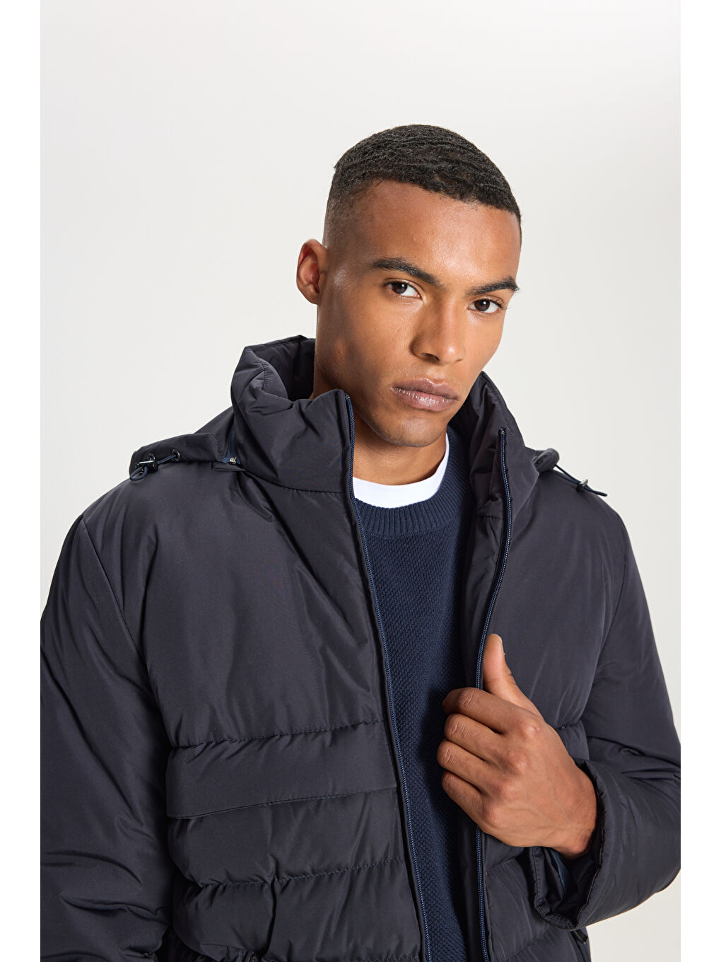 Erkek Lacivert Standart Fit Normal Kesim Çıkma Kapüşon Dik Yaka Yan Cepli Mont-4