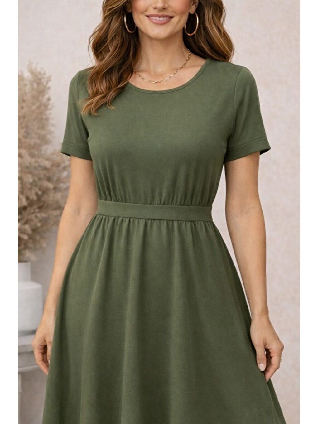 Yeşil Kadın Kısa Kollu Yuvarlak Yaka Arkadan Düğmeli Viskon Midi Elbise