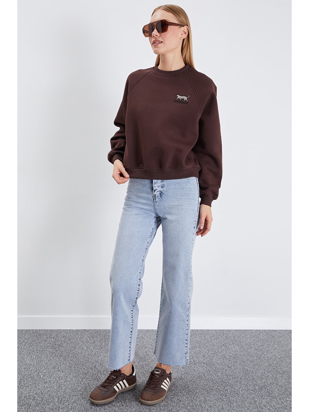 Kahverengi 3 İplik Leopar Nakışlı Reglan Kol Oversize Sweatshirt-3