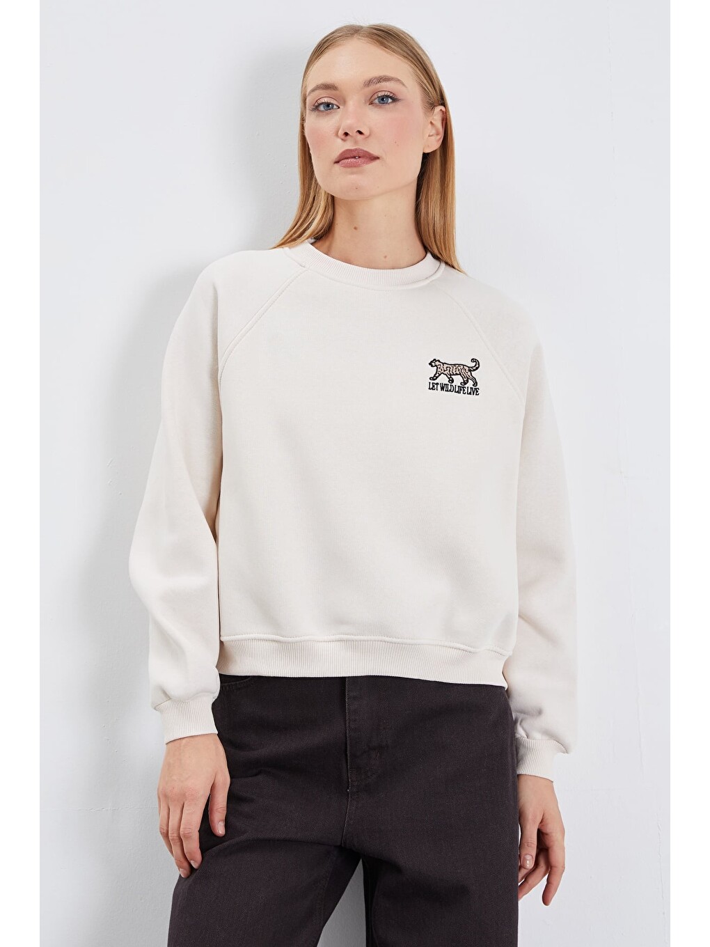 Bej 3 İplik Leopar Nakışlı Reglan Kol Oversize Sweatshirt-4