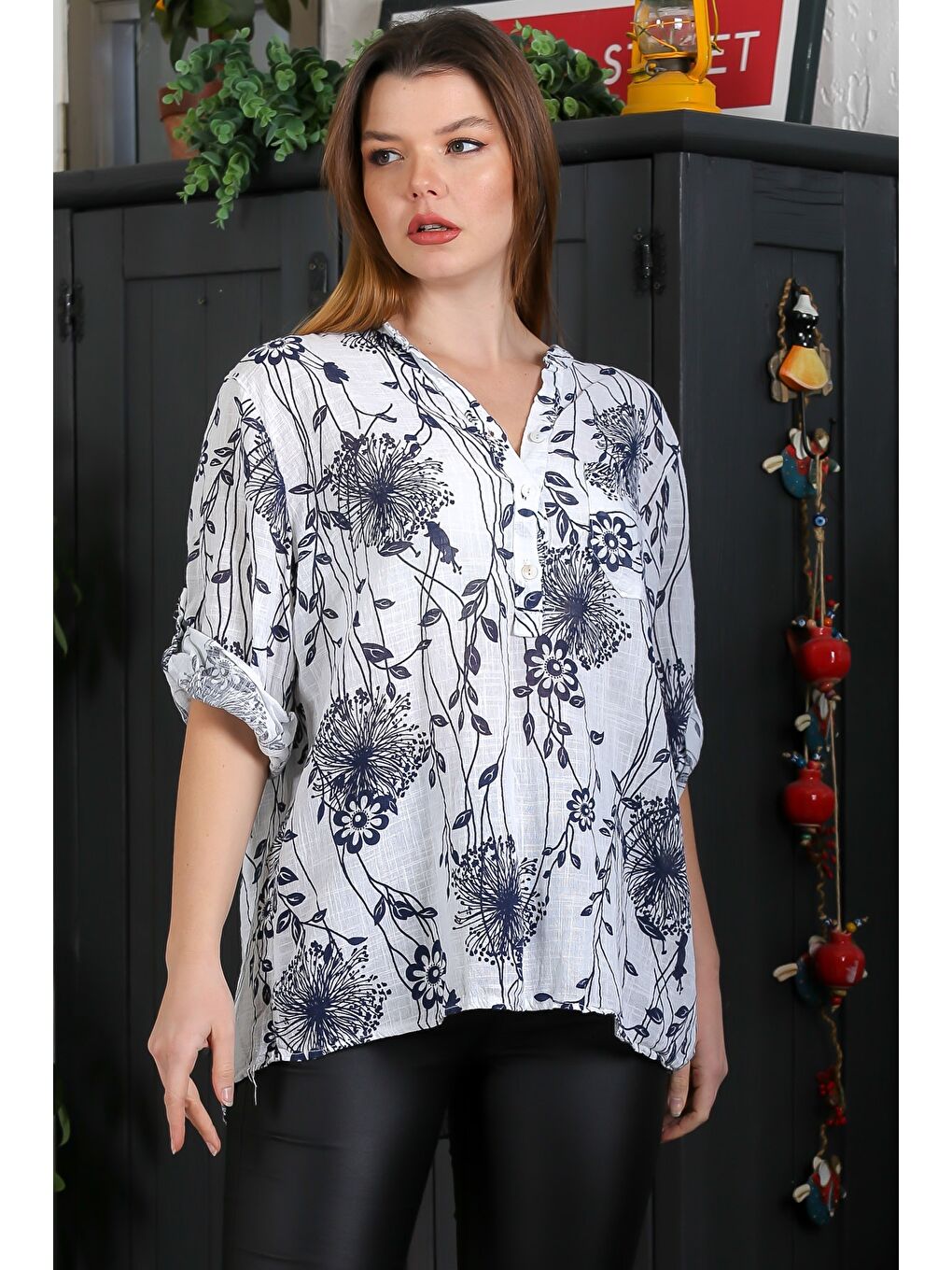 İtalyan Beyaz-Siyah Hakim Yaka Düğmeli 3/4 Kol Çiçekli Cepli Casual Arkası Uzun Dokuma Bluz 65 63-1