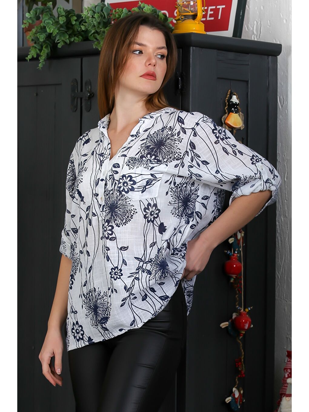 İtalyan Beyaz-Siyah Hakim Yaka Düğmeli 3/4 Kol Çiçekli Cepli Casual Arkası Uzun Dokuma Bluz 65 63-3