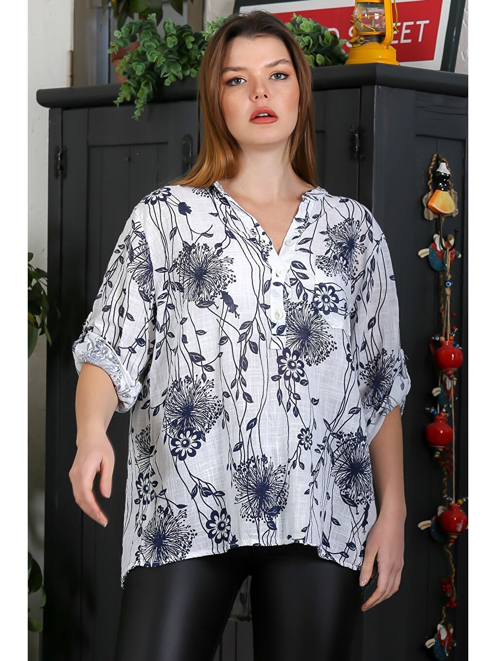 İtalyan Beyaz-Siyah Hakim Yaka Düğmeli 3/4 Kol Çiçekli Cepli Casual Arkası Uzun Dokuma Bluz 65 63-4