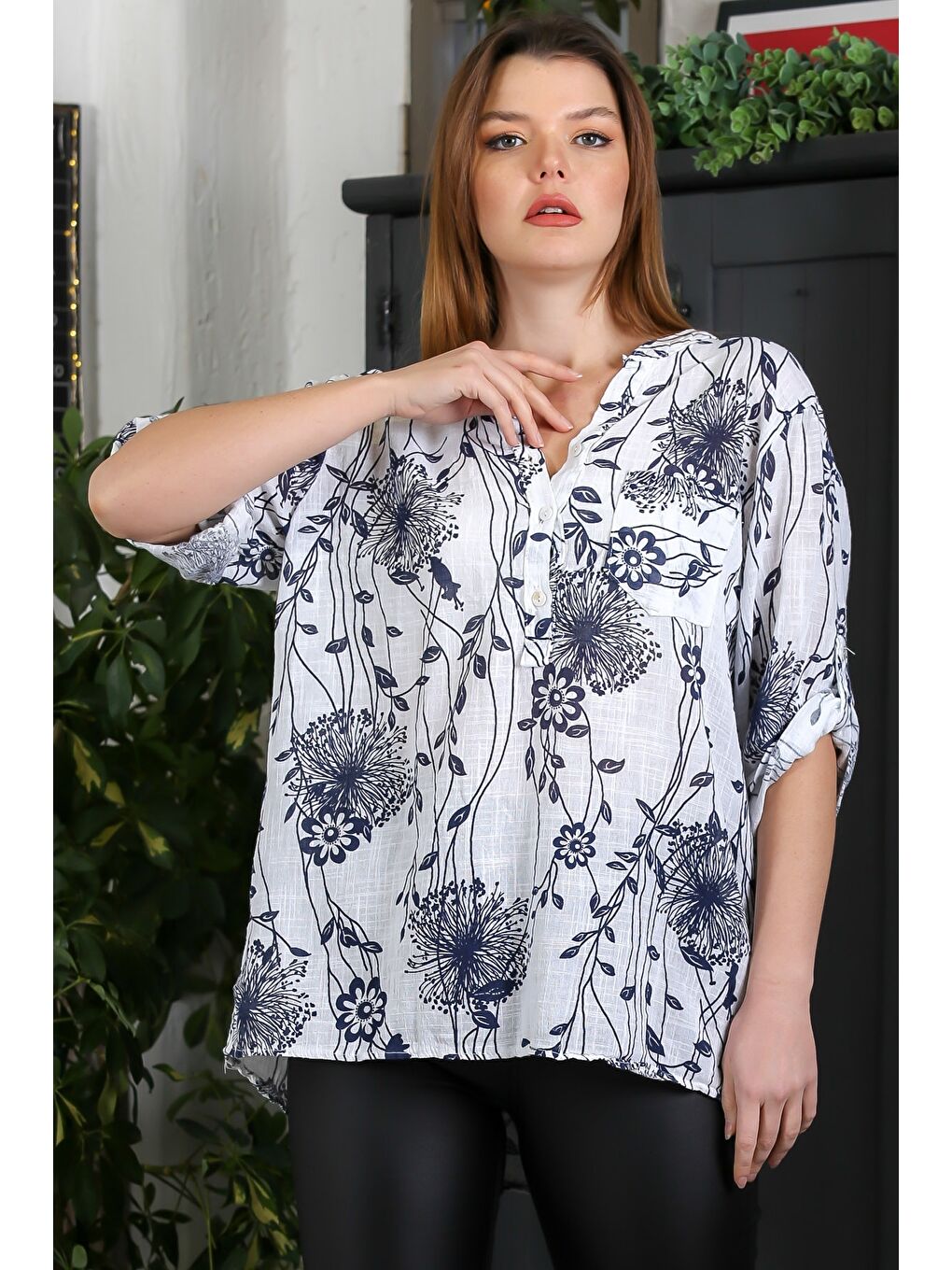 İtalyan Beyaz-Siyah Hakim Yaka Düğmeli 3/4 Kol Çiçekli Cepli Casual Arkası Uzun Dokuma Bluz 65 63-5