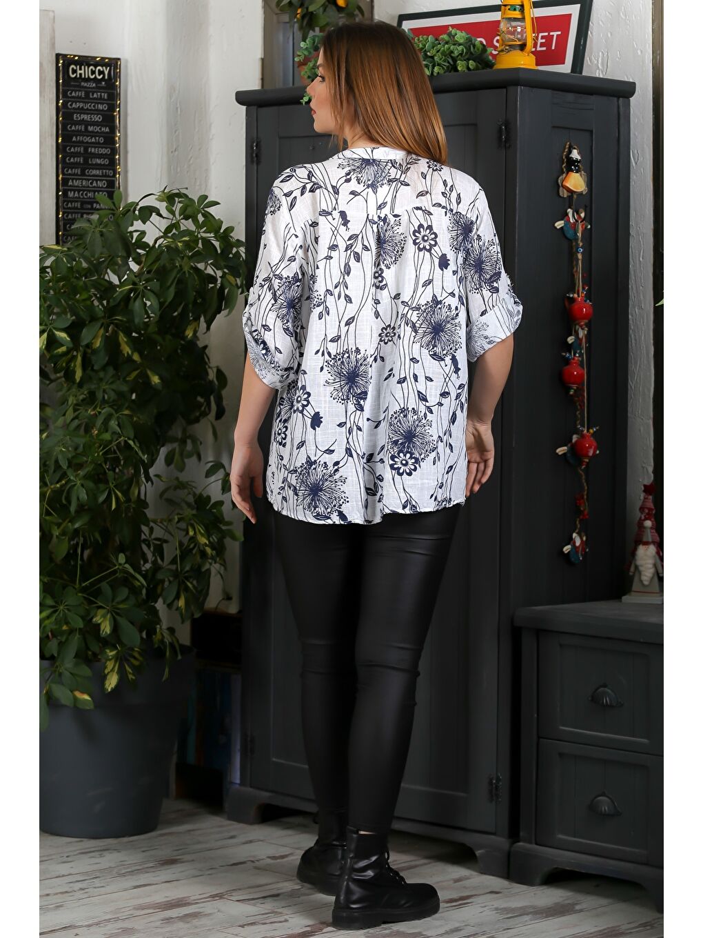 İtalyan Beyaz-Siyah Hakim Yaka Düğmeli 3/4 Kol Çiçekli Cepli Casual Arkası Uzun Dokuma Bluz 65 63-7
