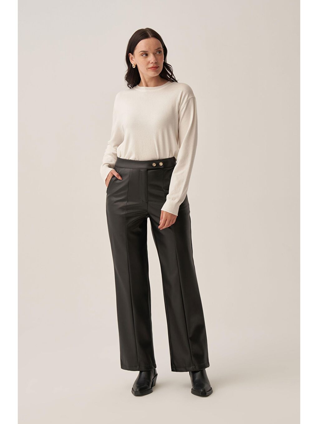 Siyah-Gold Düğmeli Süet Deri Pantolon