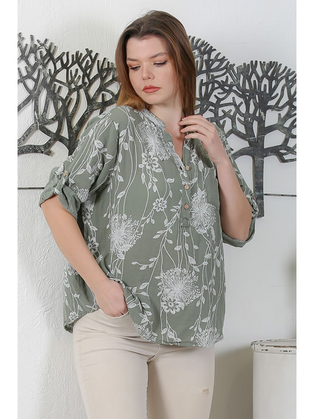 İtalyan Haki Hakim Yaka Düğmeli 3/4 Kol Çiçekli Cepli Casual Arkası Uzun Dokuma Bluz 65 63-1