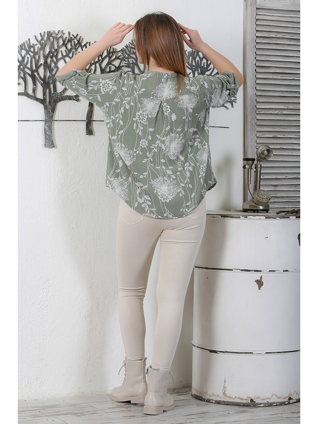 İtalyan Haki Hakim Yaka Düğmeli 3/4 Kol Çiçekli Cepli Casual Arkası Uzun Dokuma Bluz 65 63-6