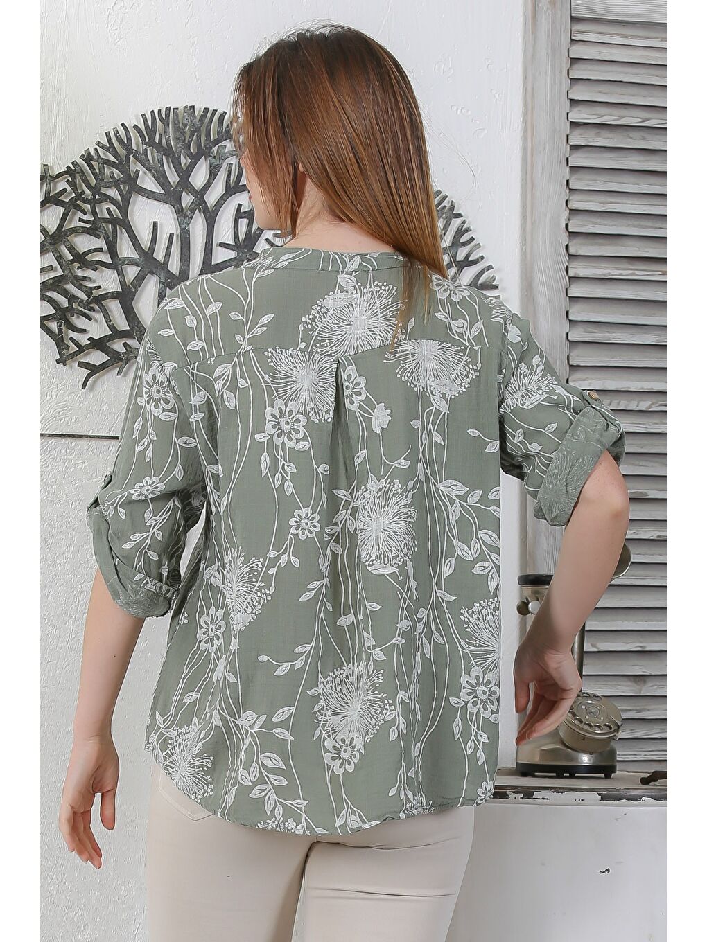 İtalyan Haki Hakim Yaka Düğmeli 3/4 Kol Çiçekli Cepli Casual Arkası Uzun Dokuma Bluz 65 63-7