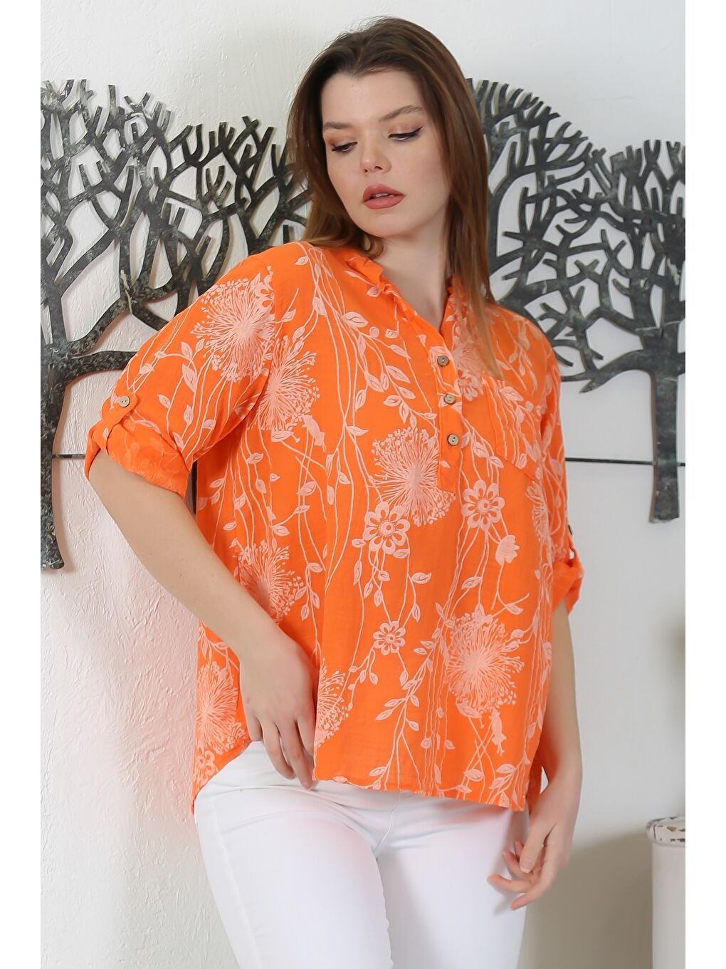 İtalyan Turuncu Hakim Yaka Düğmeli 3/4 Kol Çiçekli Cepli Casual Arkası Uzun Dokuma Bluz 65 63-3