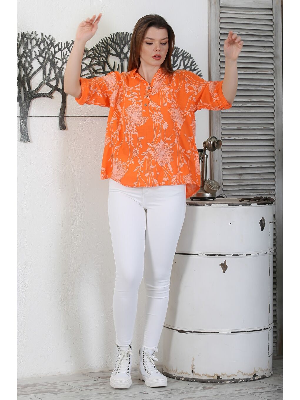 İtalyan Turuncu Hakim Yaka Düğmeli 3/4 Kol Çiçekli Cepli Casual Arkası Uzun Dokuma Bluz 65 63-5