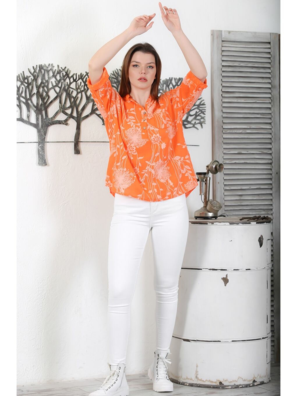 İtalyan Turuncu Hakim Yaka Düğmeli 3/4 Kol Çiçekli Cepli Casual Arkası Uzun Dokuma Bluz 65 63-6