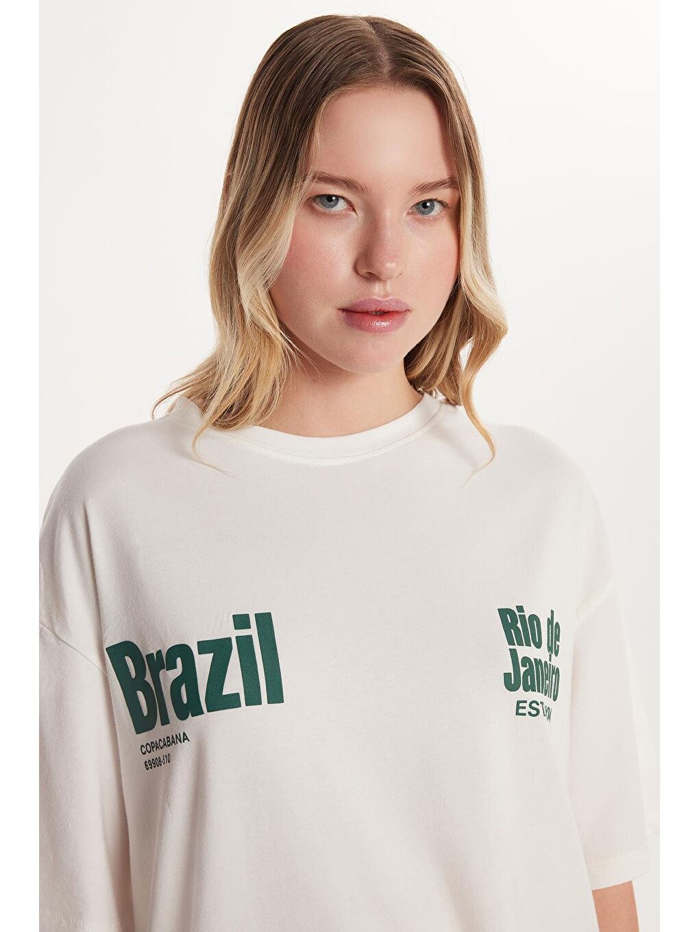 Kadın Relax Fit Rahat Kesim Kısa Kollu Bisiklet Yaka Baskılı Ekru Tişört-1