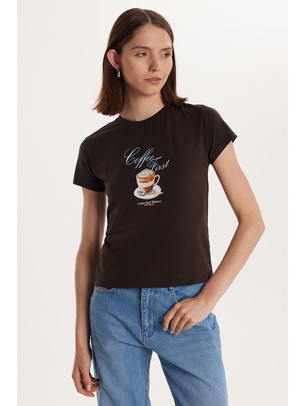 Kadın Relax Fit Rahat Kesim Pamuklu Baskılı Bisiklet Yaka Kahverengi Tişört-1