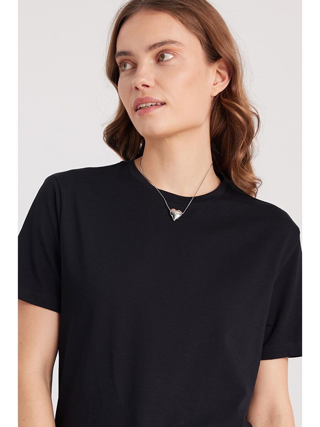 Kadın Slim Fit Dar Kesim Pamuklu Yumuşak Doku Elastanlı Esnek Kumaş Basic Siyah Bisiklet Yaka Tişört-1