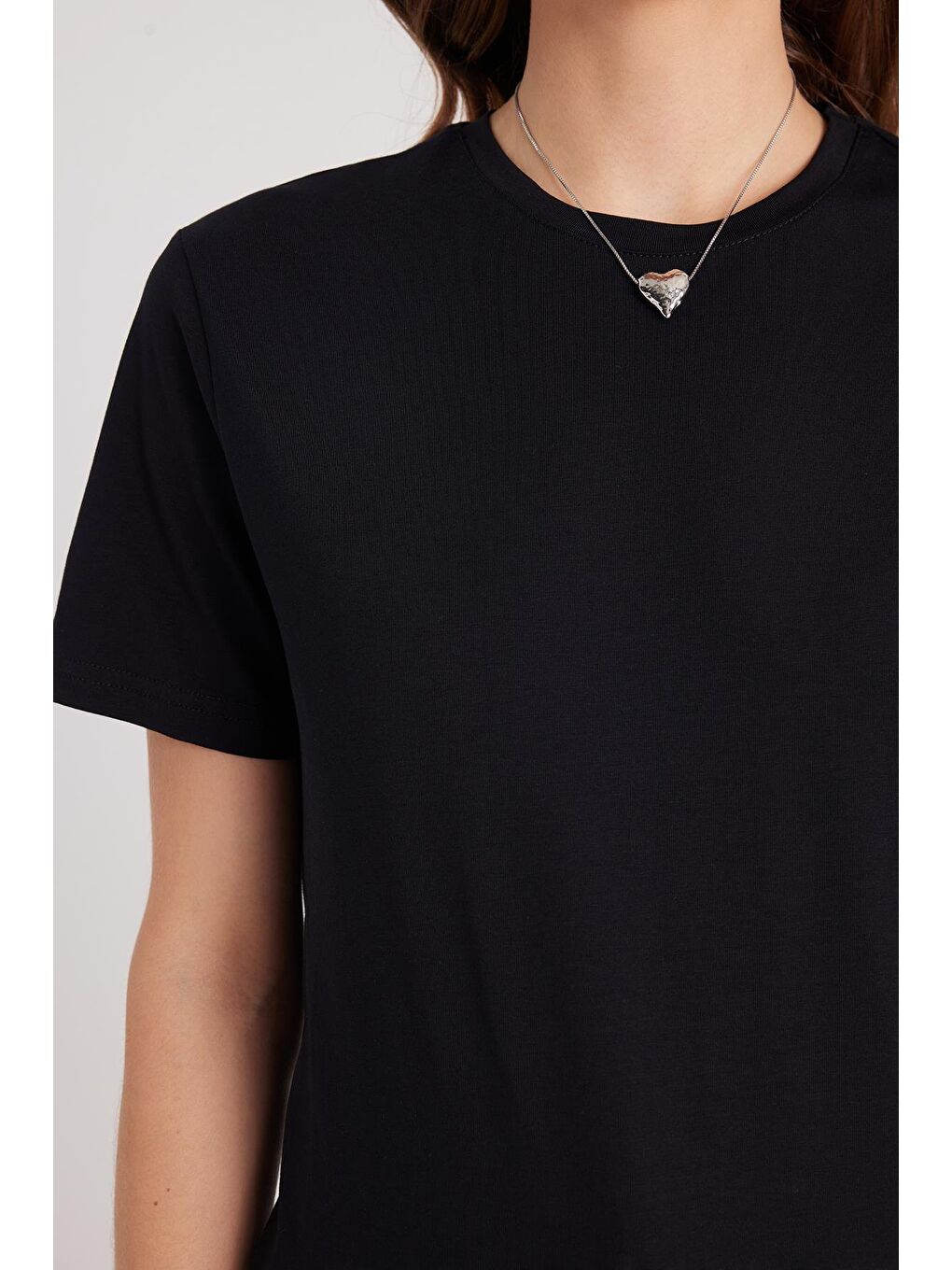 Kadın Slim Fit Dar Kesim Pamuklu Yumuşak Doku Elastanlı Esnek Kumaş Basic Siyah Bisiklet Yaka Tişört-2