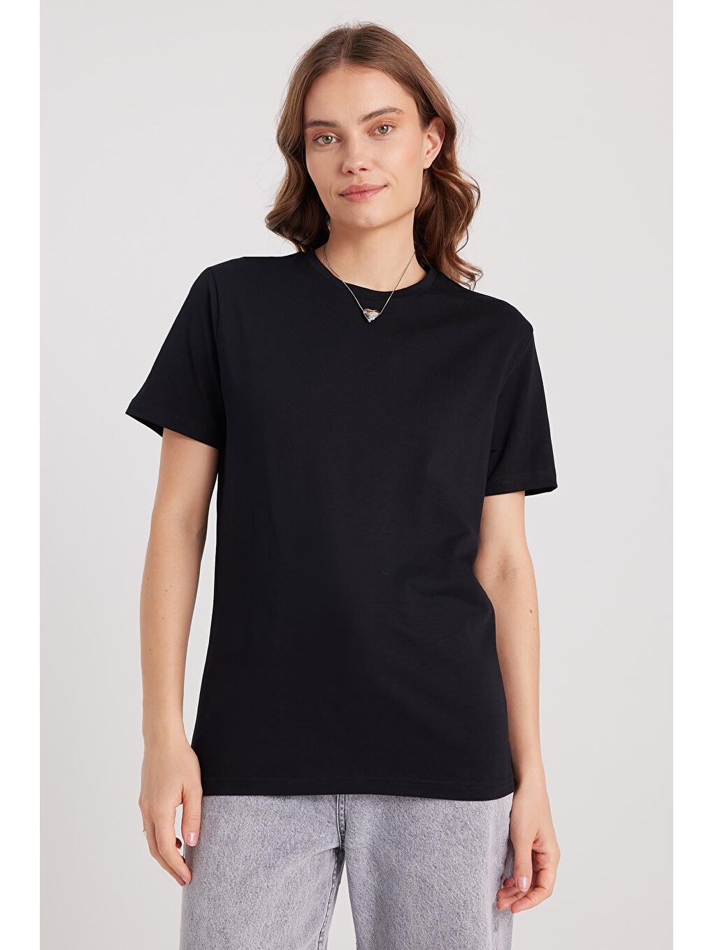 Kadın Slim Fit Dar Kesim Pamuklu Yumuşak Doku Elastanlı Esnek Kumaş Basic Siyah Bisiklet Yaka Tişört-4