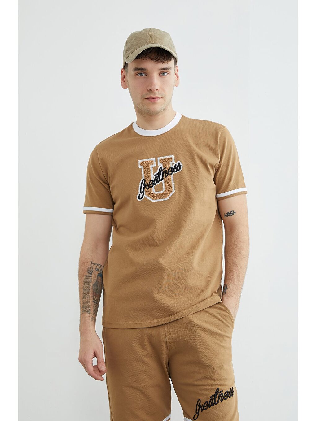 Kahverengi Biyeli Yazı Nakışlı Bisiklet Yaka Tişört