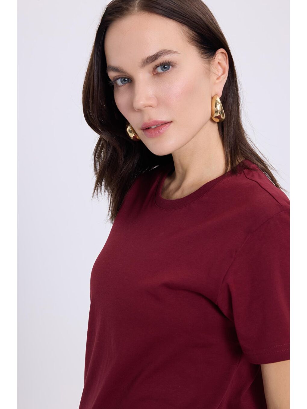 Kadın Slim Fit Dar Kesim Pamuklu Yumuşak Doku Elastanlı Esnek Kumaş Basic Bordo Bisiklet Yaka Tişört-1