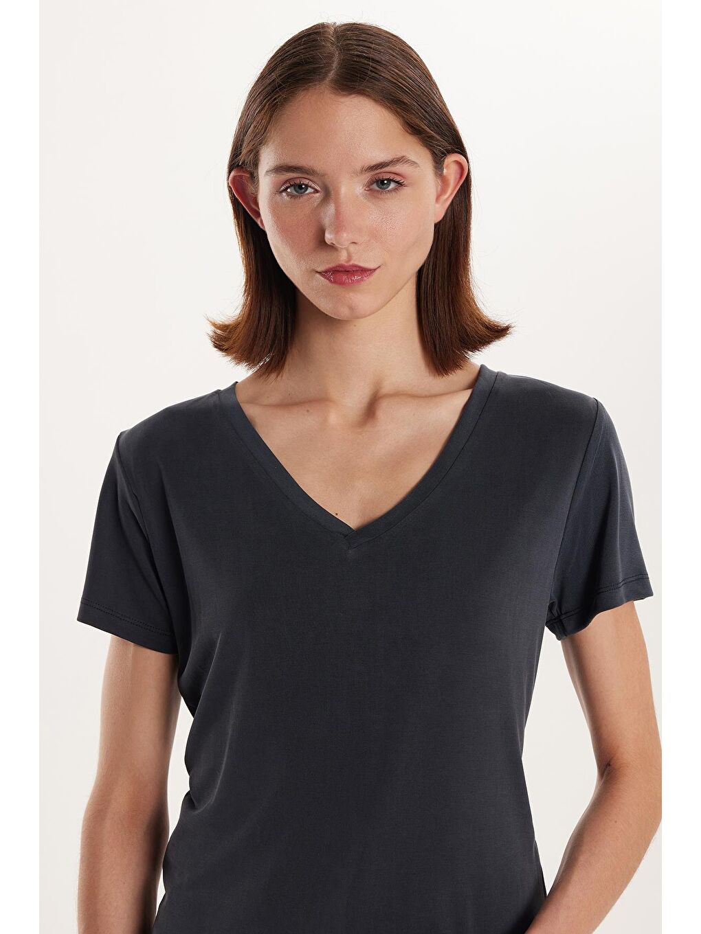 Kadın Relax Fit Rahat Kesim Modal V Yaka Antrasit Tişört-1