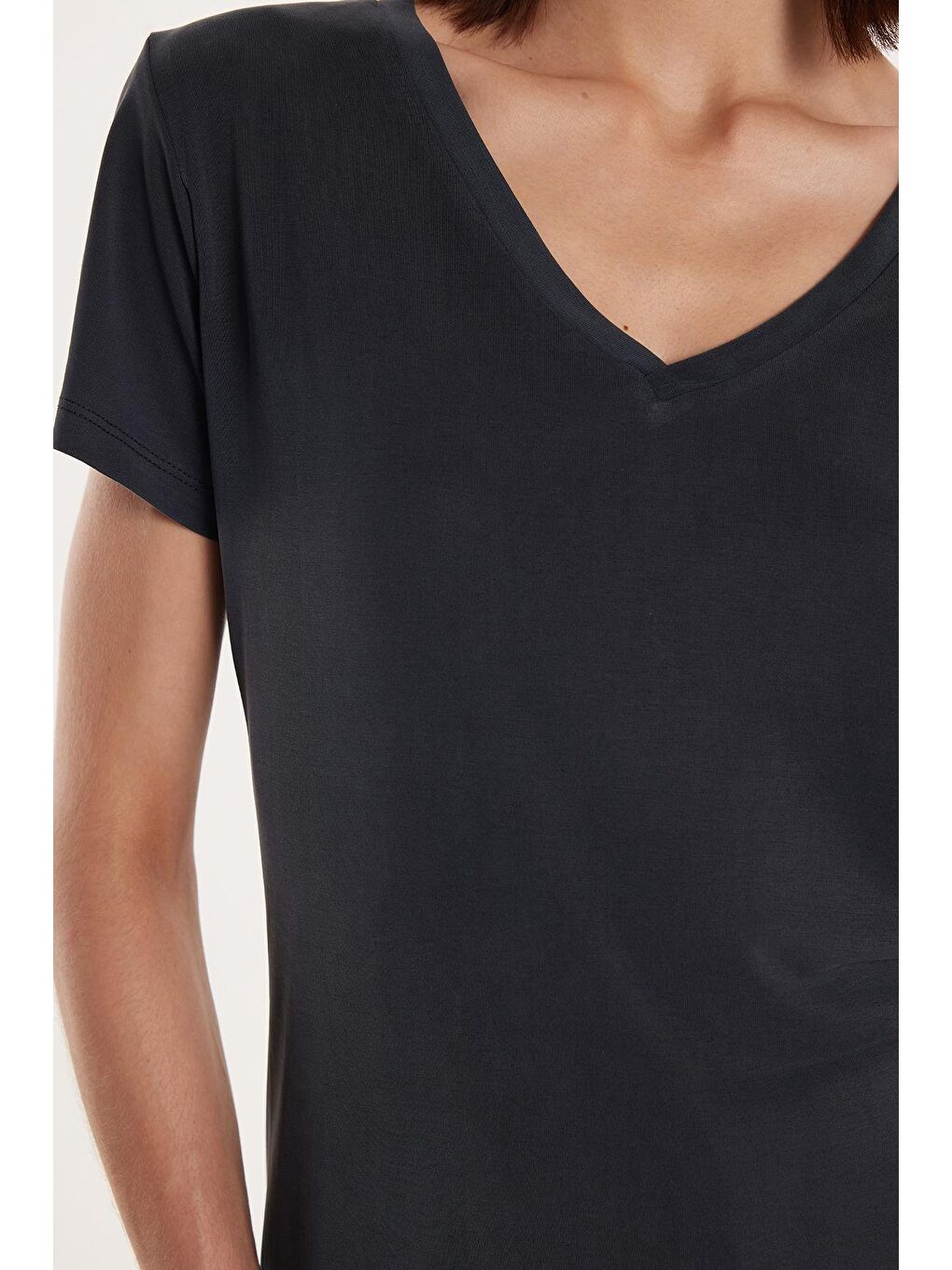 Kadın Relax Fit Rahat Kesim Modal V Yaka Antrasit Tişört-2