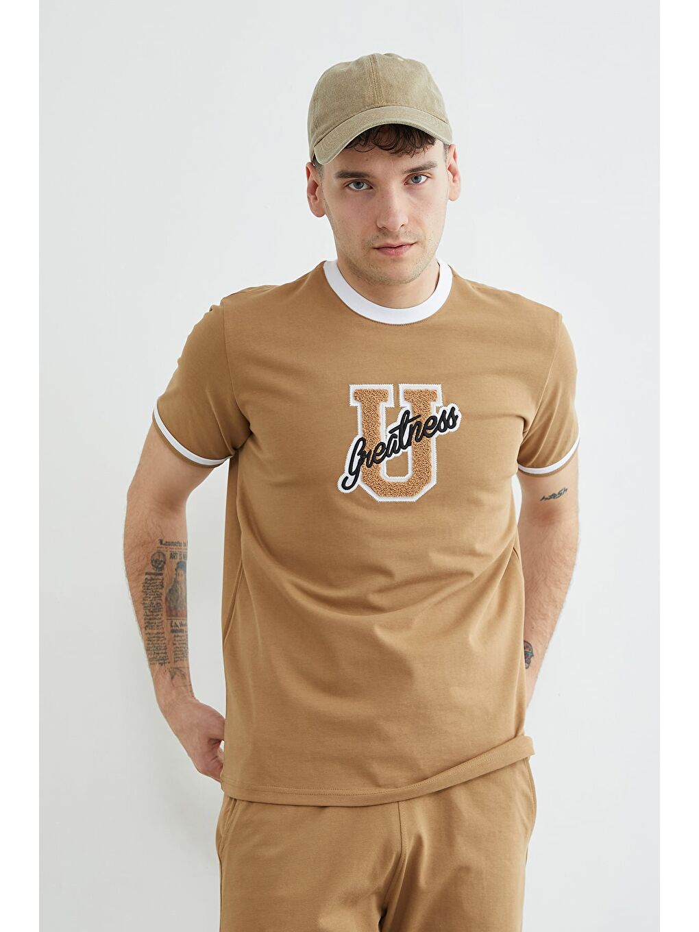 Kahverengi Biyeli Yazı Nakışlı Bisiklet Yaka Tişört-1