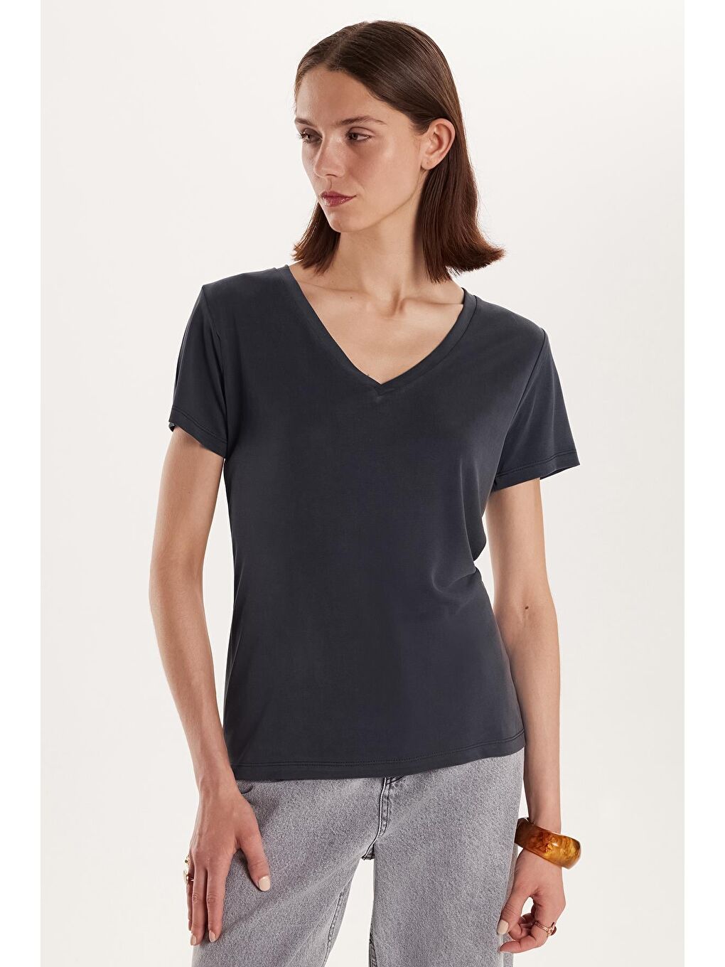 Kadın Relax Fit Rahat Kesim Modal V Yaka Antrasit Tişört-3