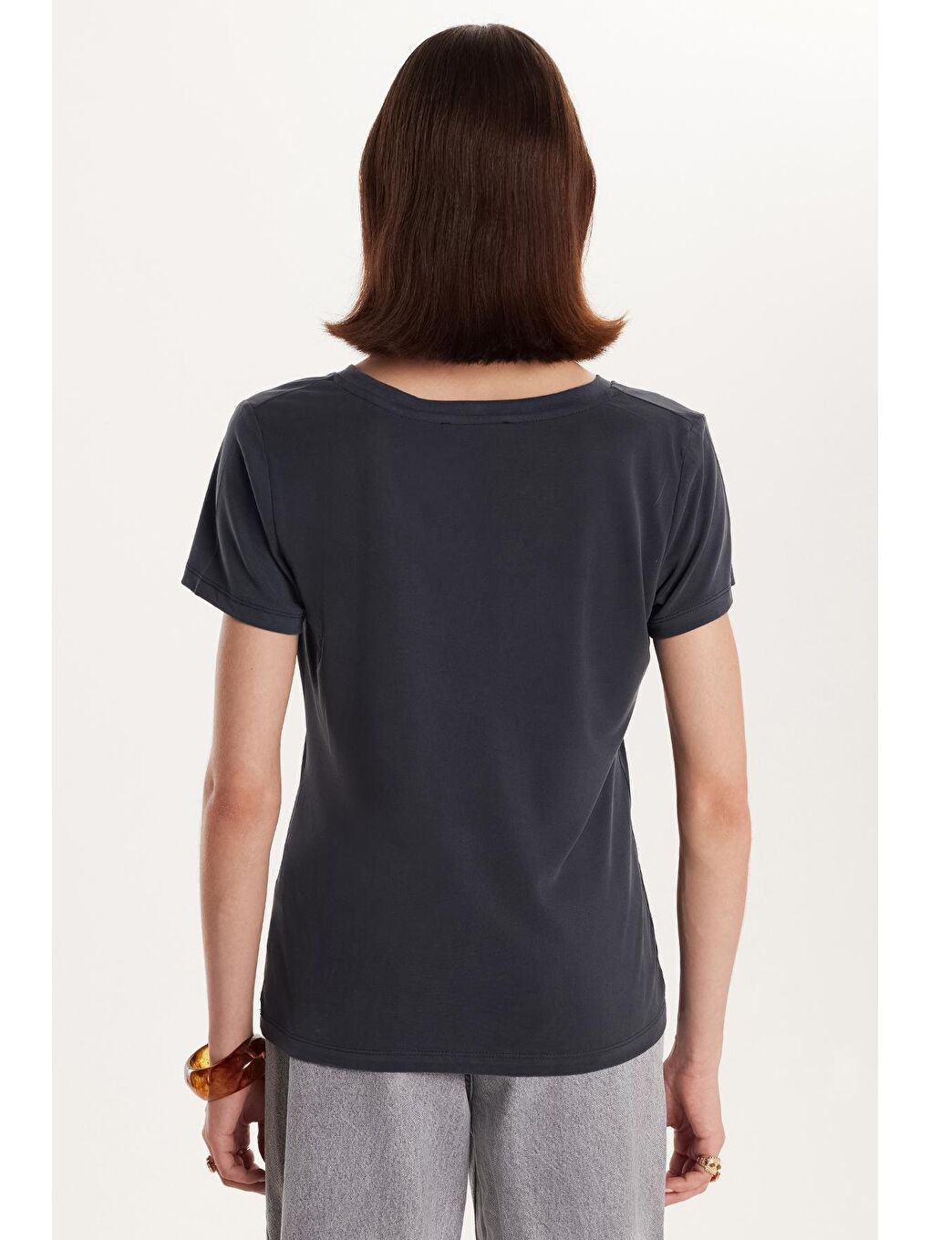 Kadın Relax Fit Rahat Kesim Modal V Yaka Antrasit Tişört-4